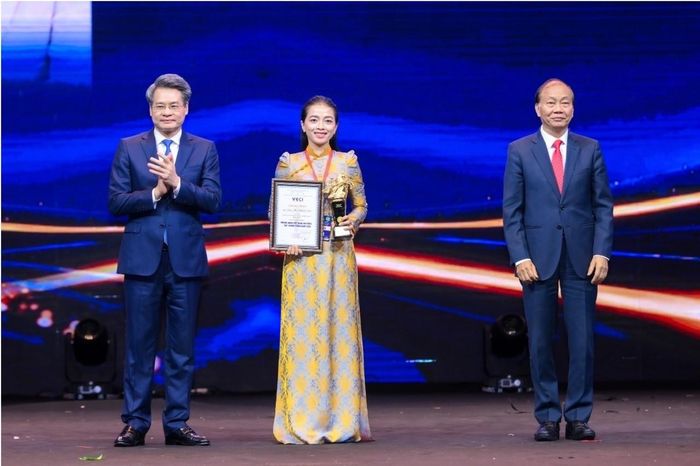 Bà Bùi Thị Khánh Hòa - Giám đốc Công ty Cổ phần Nông nghiệp sạch Đắk Nông nhận danh hiệu