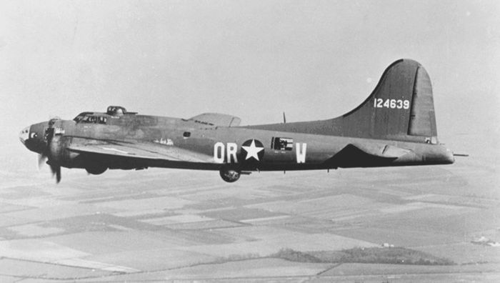 Một máy bay ném bom B-17 Flying Fortress đang bay, khoảng năm 1942 - 1943. Chiếc máy bay này sau đó được cải tạo thành BQ-7 và phóng vào một cơ sở phát triển pháo V-3 của Đức vào tháng 8/1944, nhưng cuộc tấn công không thành công. Ảnh: Không lực Lục quân Mỹ