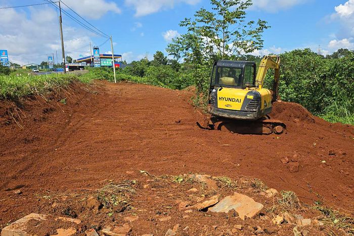Máy móc giảm tải khu vực xảy ra sụt lún tại Km1936+080 đường Hồ Chí Minh qua xã Quảng Tín, tỉnh Lâm Đồng