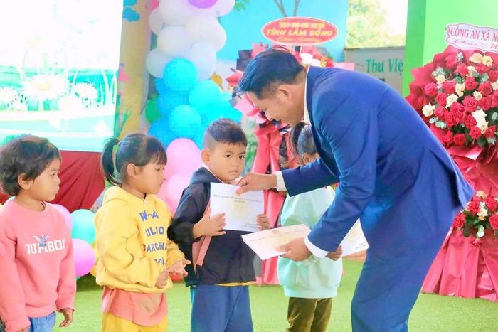 Tỉnh ủy viên, Bí thư Đảng ủy xã Nhân Cơ Phan Anh Tuấn tặng quà động viên các em học sinh bậc mầm non đầu năm học mới 2026 - 2027