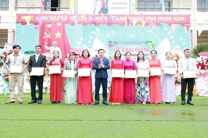 Ông Trần Công Dũng, Chủ tịch UBND xã Nhân Cơ khen thưởng, động viên cán bộ, giáo viên, nhân viên Trường THCS Nguyễn Công Trứ đầu năm học mới 2026 - 2027