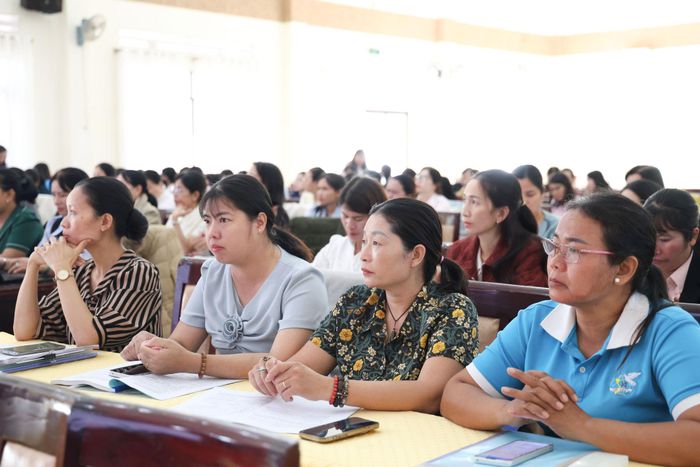 Chủ tịch, phó chủ tịch hội LHPN các xã, phường, đặc khu tham gia tập huấn