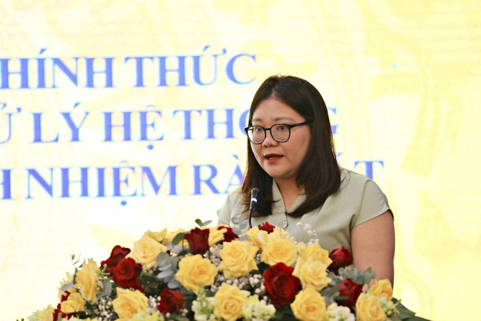 Bà Phạm Thị Huyên, chuyên viên chính Vụ Pháp chế - Bộ Xây dựng trình bày tham luận