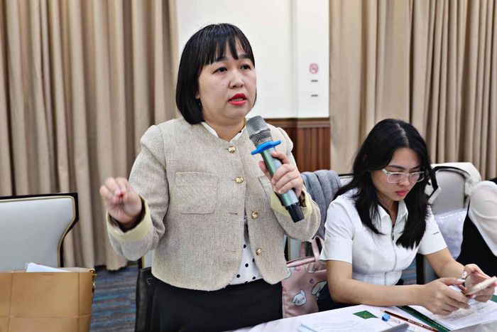 Bà Nguyễn Thị Phương Trâm, Phó Trưởng Phòng Xây dựng kiểm tra văn bản quy phạm pháp luật - Sở Tư pháp Lâm Đồng phát biểu trao đổi thảo luận tại tọa đàm