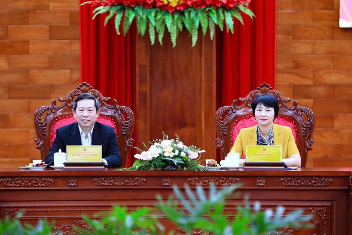 Phó Bí thư Tỉnh ủy, Chủ tịch Ủy ban MTTQ Việt Nam tỉnh Lâm Đồng Phạm Thị Phúc (bên phải) và PGS.TS. Nguyễn Tấn Vinh, Giám đốc Học viện Chính trị khu vực II (bên trái) đồng chủ trì buổi làm việc