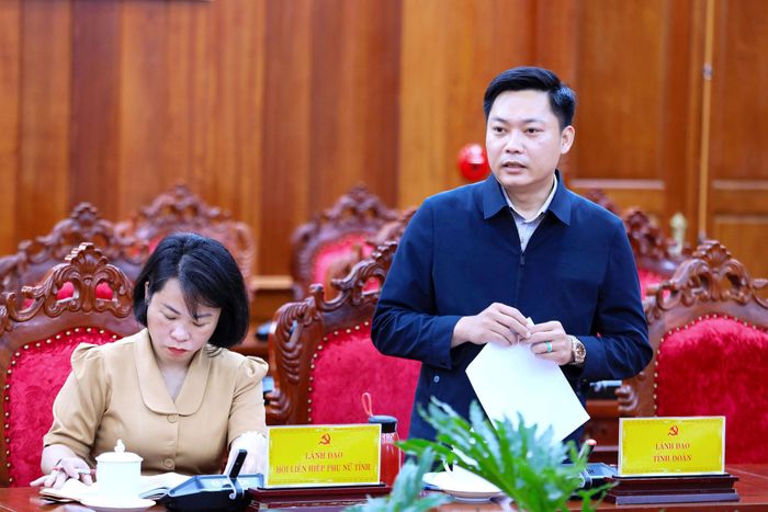 Phó Bí thư Tỉnh Đoàn Lâm Đồng Trần Việt Anh trao đổi về thực tế hoạt động bảo vệ nền tảng tư tưởng của Đảng trong thanh niên