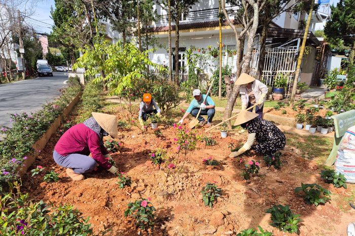 Phụ nữ tổ dân phố Phan Đình Phùng, phường Xuân Hương - Đà Lạt góp sức tôn tạo tiểu công viên, làm đẹp cho phố phường