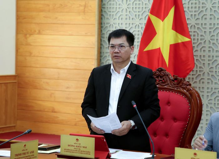Đồng chí Dương Khắc Mai, Tỉnh ủy viên, Phó Trưởng đoàn chuyên trách Đoàn ĐBQH tỉnh Lâm Đồng điều hành phần góp ý vào các dự án luật