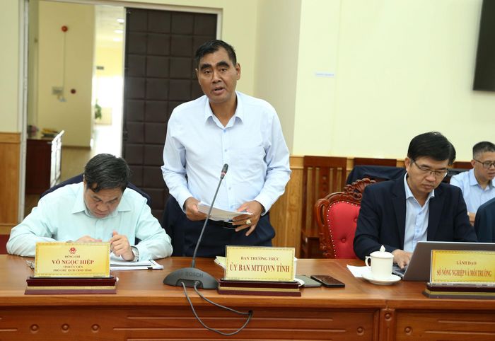 Đồng chí Bon Yô Soan, Phó Chủ tịch Ủy ban MTTQ Việt Nam tỉnh Lâm Đồng báo cáo tại cuộc họp
