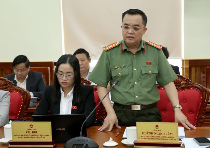 Đại tá Huỳnh Ngọc Liêm, ĐBQH tỉnh Lâm Đồng, Phó Giám đốc Công an tỉnh góp ý vào dự thảo Luật Hình sự