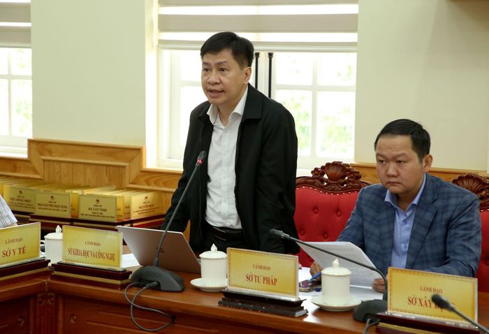 Đồng chí Võ Thành Công, Tỉnh ủy viên, Giám đốc Sở Khoa học và Công nghệ góp ý các vấn đề liên quan đến quy định về sàn thương mại điện tử