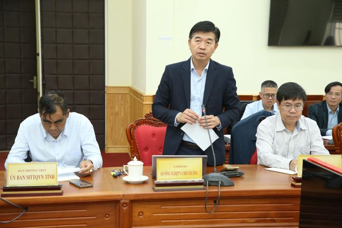 Đồng chí Phan Nguyễn Hoàng Tân, Tỉnh ủy viên, Giám đốc Sở Nông nghiệp và Môi trường góp ý vào dự án Luật Đất đai