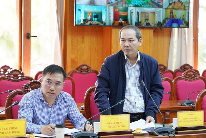 Đại diện Sở Nông nghiệp và Môi trường báo cáo kết quả thẩm định dự án liên quan đến lĩnh vực đất đai