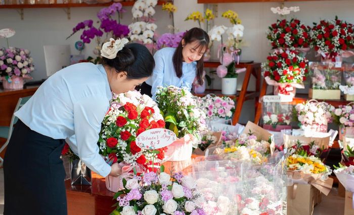 Khâu kiểm tra chất lượng trước khi đóng gói, giao hoa cho khách hàng