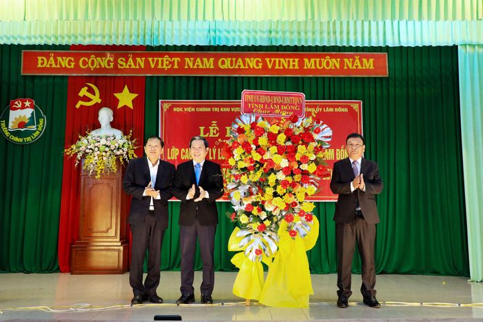 Phó Bí thư Tỉnh ủy Lâm Đồng Bùi Thắng tặng hoa chúc mừng Học viện Chính trị khu vực II dịp khai giảng Lớp Cao cấp LLCT K77.B01