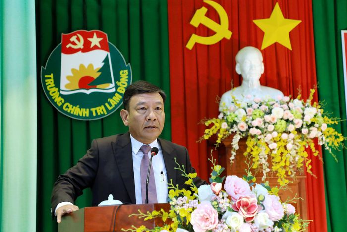 Phó Bí thư Tỉnh ủy Lâm Đồng Bùi Thắng phát biểu chỉ đạo và động viên tinh thần học tập của Lớp Cao cấp LLCT K77.B01
