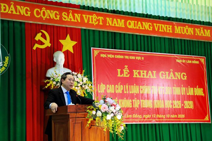 PGS.TS. Nguyễn Tấn Vinh, Giám đốc Học viện Chính trị khu vực II phát biểu khai giảng Lớp Cao cấp LLCT K77.B01 Tỉnh ủy Lâm Đồng