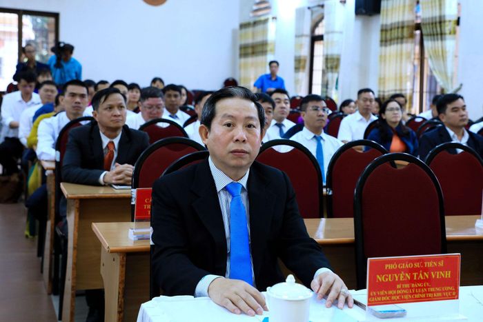 PGS.TS. Nguyễn Tấn Vinh, Giám đốc Học viện Chính trị khu vực II dự lễ khai giảng Lớp Cao cấp LLCT K77.B01 Tỉnh ủy Lâm Đồng