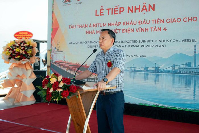 Giám đốc NMNĐ Vĩnh Tân 4 Vũ Thanh Hải chia sẻ việc tiếp nhận than nhập khẩu, đảm bảo vận hành