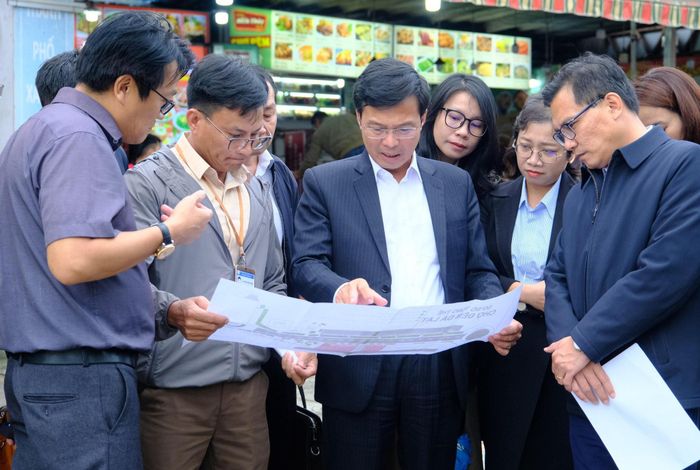 Tỉnh ủy viên, Phó Chủ tịch UBND tỉnh Lâm Đồng Đinh Văn Tuấn (ở giữa) khảo sát thực tế khu vực chợ đêm Đà Lạt
