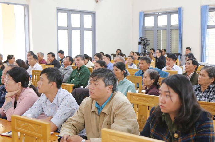 Đông đảo cử tri xã Hiệp Thạnh lắng nghe chia sẻ của lãnh đạo tỉnh Lâm Đồng