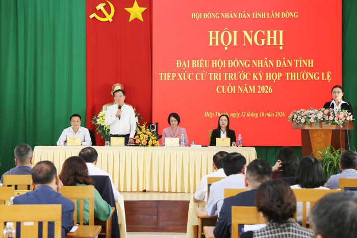 Ủy viên Ban Chấp hành Trung ương Đảng, Phó Bí thư Tỉnh ủy, Chủ tịch UBND tỉnh Hồ Văn Mười mong muốn cử tri chia sẻ những vấn đề còn khó khăn, vướng mắc trong cuộc sống, cũng như phát triển kinh tế - xã hội