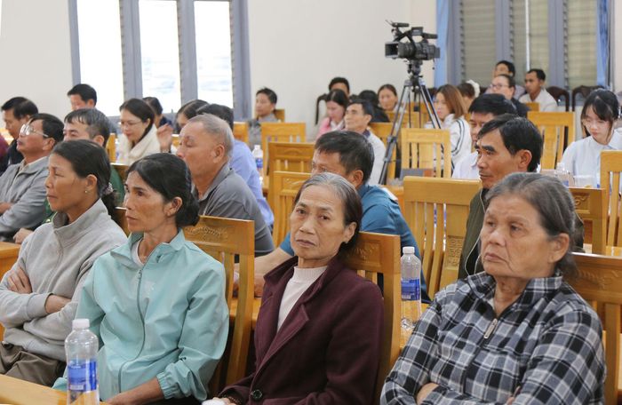 Cử tri xã Hiệp Thạnh lắng nghe giải đáp kiến nghị đến từ các sở, ngành