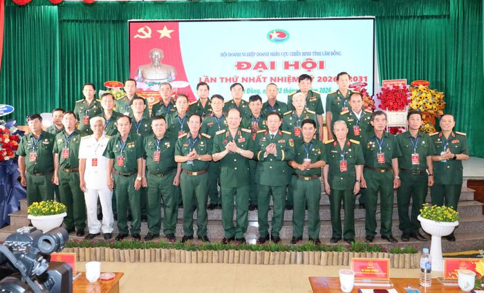 Lãnh đạo Hội CCB Việt Nam và Hiệp hội Doanh nghiệp, Doanh nhân CCB Việt Nam chụp hình lưu niệm cùng Ban Chấp hành Hội Doanh nghiệp, Doanh nhân CCB tỉnh tại đại hội