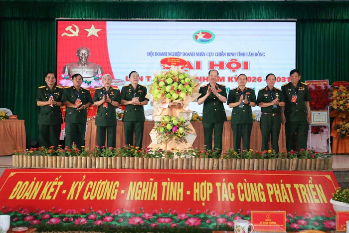 Hội CCB Việt Nam tặng lẵng hoa chúc mừng đại hội