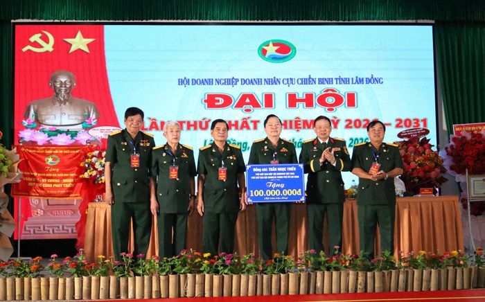 Đại tá Trần Ngọc Thiều (thứ 2 từ phải qua), Phó Chủ tịch Hiệp hội Doanh nghiệp, Doanh nhân CCB Việt Nam tặng 100 triệu đồng cho đại hội