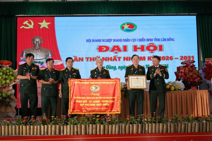 Hiệp hội Doanh nghiệp, Doanh nhân CCB Việt Nam tặng bức trướng “Đoàn kết - Kỷ cương - Nghĩa tình - Hợp tác cùng phát triển” cho Hội Doanh nghiệp, Doanh nhân CCB tỉnh