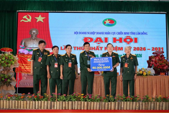 Đại hội nhận số tiền 80 triệu đồng do Phó Chủ tịch Hiệp hội Doanh nghiệp, Doanh nhân CCB Việt Nam Lê Huy Hoàng trao tặng