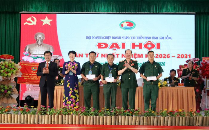 Đại diện Hội CCB xã La Dạ, Lương Sơn, Tân Hội nhận quà của lãnh đạo Hội CCB Việt Nam, lãnh đạo tỉnh để trao cho học sinh nghèo vượt khó trên địa bàn 3 xã