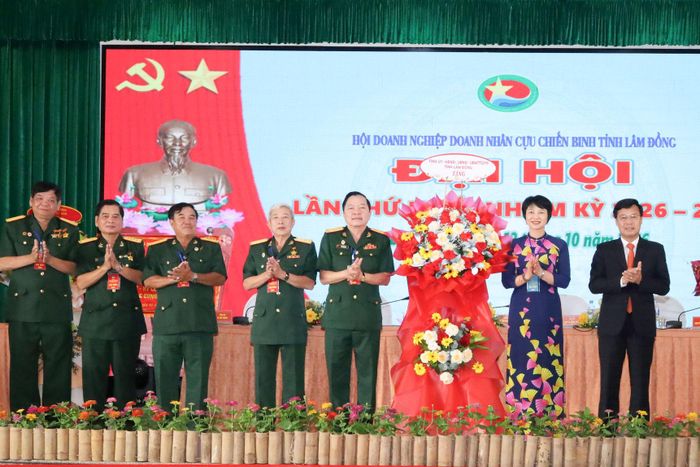 Các đồng chí lãnh đạo tỉnh tặng lẵng hoa chúc mừng đại hội