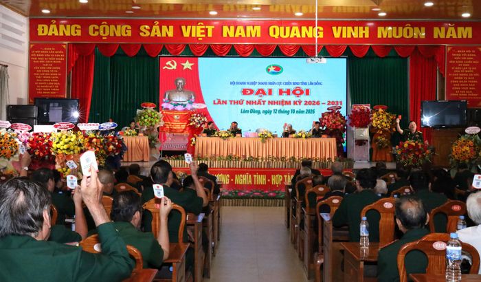 Đại biểu biểu quyết thông qua các chỉ tiêu chủ yếu nhiệm kỳ 2026 - 2031