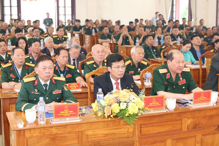 Từ phải qua, các đồng chí: Thượng tướng Bế Xuân Trường, Phó Chủ tịch Ủy ban MTTQ Việt Nam, Chủ tịch Hội CCB Việt Nam; Đinh Văn Tuấn, Tỉnh ủy viên, Phó Chủ tịch UBND tỉnh; Đại tá Trần Ngọc Thiều, Phó Chủ tịch Hiệp hội Doanh nghiệp, Doanh nhân CCB Việt Nam