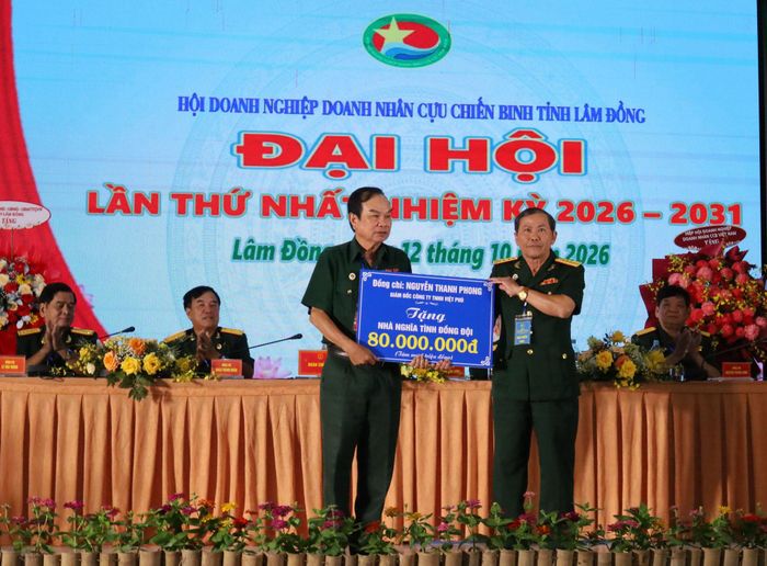 Ông Nguyễn Thanh Phong (trái), Giám đốc Công ty TNHH Việt Phú, hội viên Hiệp hội Doanh nghiệp, Doanh nhân CCB tỉnh trao số tiền 80 triệu đồng cho đại hội để xây tặng 1 căn nhà nghĩa tình đồng đội