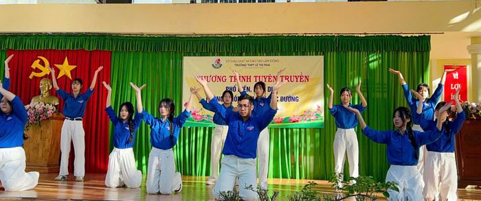 Vũ đạo "Khúc ca vàng – Người Việt"