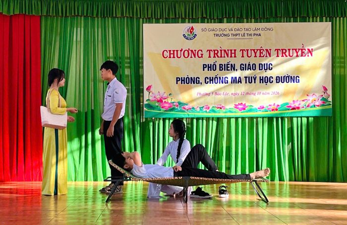 Tiểu phẩm "Kẹo lạ" do tập thể lớp 11A6 dàn dựng, giải quyết các tình huống rủ rê "Thử một lần thôi có sao đâu"