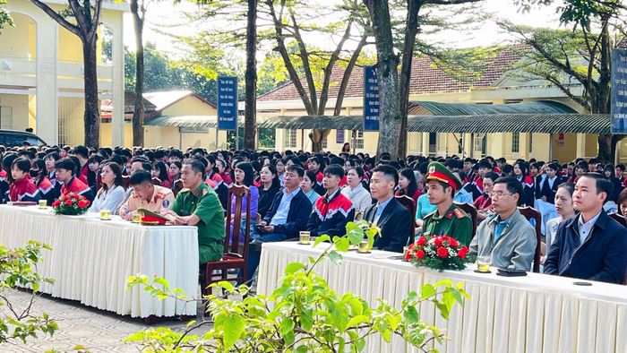 Tuyên truyền chấp hành pháp luật về phòng, chống ma túy, giáo dục pháp luật và an toàn giao thông tại Trường THPT Lê Thị Pha
