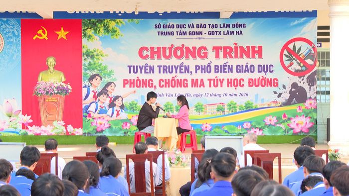 Đoàn thanh niên Trung tâm đã mang đến vở kịch ngắn có tên "Một lần lầm lỡ"