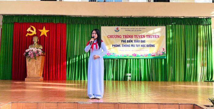 Đơn ca "Thịnh vượng Việt Nam sáng ngời" do học sinh Phương Anh (11A1) thể hiện, khơi gợi khát vọng cống hiến