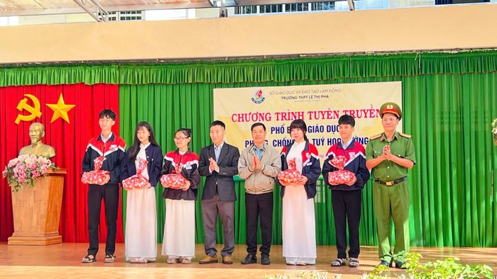 Ban Tổ chức cùng Ban Giám hiệu nhà trường đã trao 10 phần quà tuyên dương cho các học sinh xuất sắc