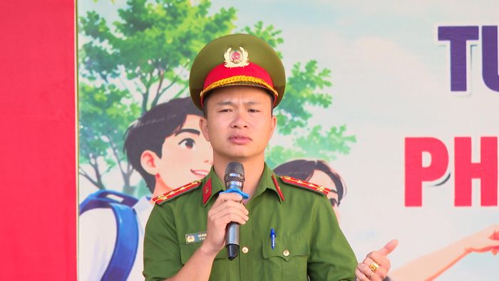 Đại diện Công an xã Đinh Văn Lâm Hà đã trực tiếp trao đổi với học sinh các nội dung thiết thực