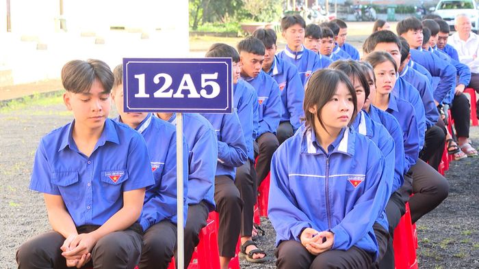 Ngay sau buổi lễ, Ban Tổ chức triển khai cho học sinh ký cam kết "Không sử dụng, tàng trữ, mua bán, vận chuyển, sản xuất trái phép chất ma túy"