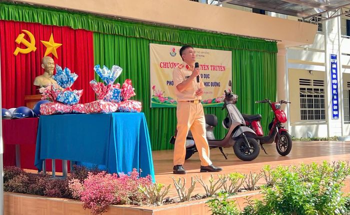 Đại diện báo cáo viên Công an phường 3 Bảo Lộc đã truyền tải hai chuyên đề trọng tâm