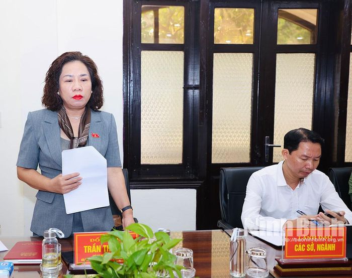 Bà Trần Thị Hiền, Chủ tịch Hội đồng quản trị, Giám đốc Công ty Cổ phần Xây dựng và phát triển hạ tầng kỹ thuật Hà Nam, ĐBQH tỉnh phát biểu tại buổi khảo sát.