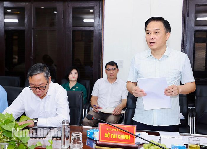 Đồng chí Đặng Thái Sơn, Phó Giám đốc Sở Tài chính báo cáo tại buổi khảo sát.