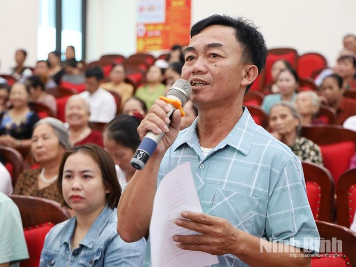 Hội viên nông dân thôn Trung Lương phát biểu ý kiến, nêu kiến nghị tại buổi đối thoại.