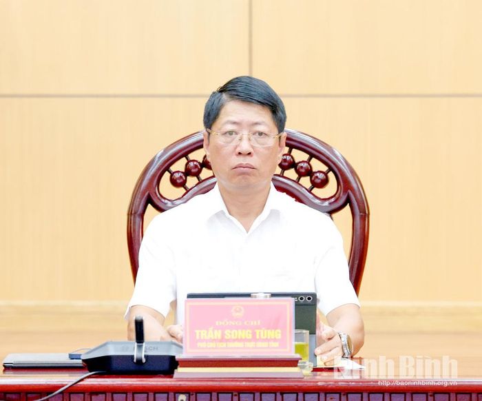 Đồng chí Trần Song Tùng, Ủy viên Ban Thường vụ Tỉnh ủy, Phó Chủ tịch Thường trực UBND tỉnh chủ trì hội nghị tại điểm cầu tỉnh Ninh Bình.
